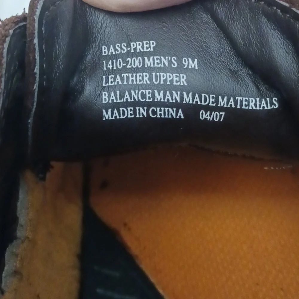 Bass size 9M men's brown upper leather shoes.